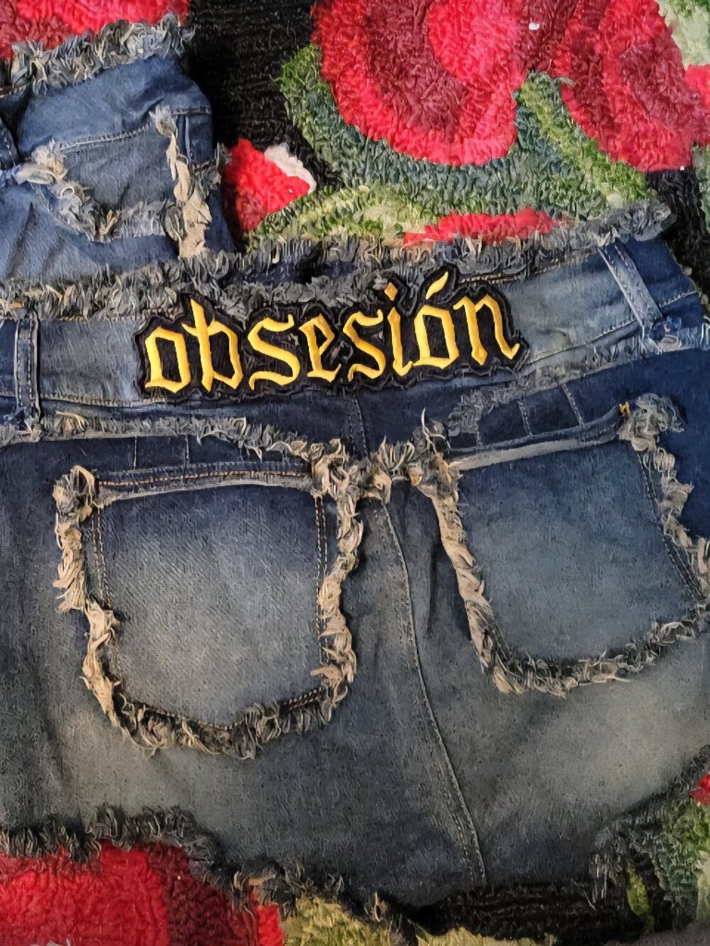 Kali Uchis obsesión Culona denim shorts